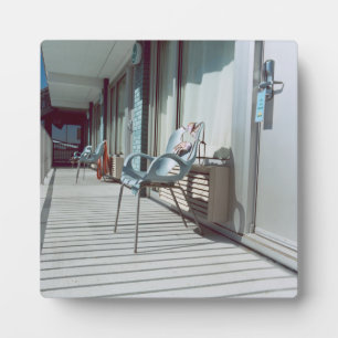 Voorzitters buiten het Beach Hotel Rooms Fotoplaat