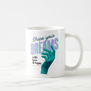 Vorm je dromen met een blauwe hand naar voren koffiemok