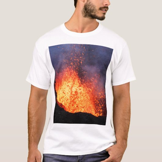 Vorming van hete lava-uitbarstingen van de krater  t-shirt (Voorkant)