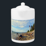 Vormsi Stillness Theepot<br><div class="desc">Dit kunstwerk toont de kalme kracht en tijdloze uitstraling van Vormsi, een klein Ests eilandje in het Baltische Zee. In het midden staat de vuurtoren van Saxby - niet als een symbool van grandeur, maar als een rustige, gestage gids omringd door kuststilte. De compositie is gebaseerd op zachte natuurlijke tonen,...</div>