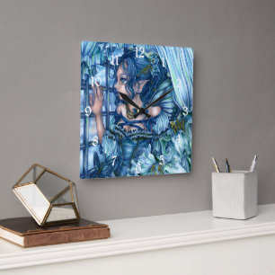 Vorstfee-meisje bekijkt de saffieren winter vierkante klok