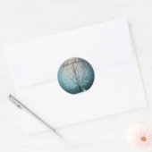 Vorstige boom in de avond ronde sticker (Envelop)