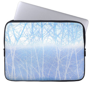 Vorstige Nevelige Bomen Babyblauw Laptop Sleeve
