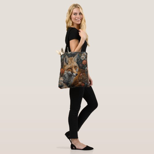 vos in wilde bloementuin tote bag (Op model)