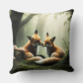 Vos knuffelen in Misty Forest Kussen (Achterkant)