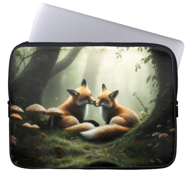 Vos knuffelen in Misty Forest Laptop Sleeve (Voorkant)