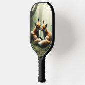 Vos knuffelen in Misty Forest Pickleball Paddle (Links)