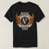 Voss naam Shirt onderschat nooit de kracht van V (Design voorkant)