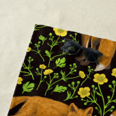 Vossen en boterbloemen op zwart strandlaken (In situ)