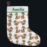 Vossen in de winter sjaals gepersonaliseerd kleine kerstsok<br><div class="desc">Schattige vossenpatroon met geïllustreerde vossen verpakt in groene sjaals</div>