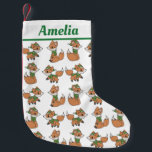 Vossen in de winter sjaals gepersonaliseerd kleine kerstsok<br><div class="desc">Schattige vossenpatroon met geïllustreerde vossen verpakt in groene sjaals</div>