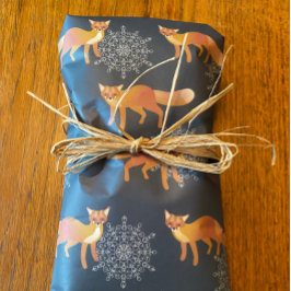 vossen met grote sneeuwvlokken op donkerblauw cadeaupapier