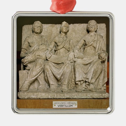 Votieve sculptuur van een drievoudige moedergodhei metalen ornament (Voorkant)