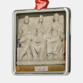 Votieve sculptuur van een drievoudige moedergodhei metalen ornament (Links)