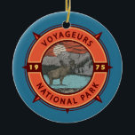 Voyageurs National Park Moose Retro Compass Emblee Keramisch Ornament<br><div class="desc">Vectorkunstontwerp van Voyageurs. Het park beslaat een uitgestrekt gebied en staat bekend om zijn bossen,  waterwegen en enorme regenachtige,  eilandgestippelde regenachtige meren,  de meren van Kabetogama en Namakan.</div>