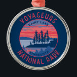 Voyageurs National Park Rainy Lake Art in nood Metalen Ornament<br><div class="desc">Vectorkunstontwerp van Voyageurs. Het park beslaat een uitgestrekt gebied en staat bekend om zijn bossen,  waterwegen en enorme regenachtige,  eilandgestippelde regenachtige meren,  de meren van Kabetogama en Namakan.</div>