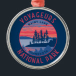 Voyageurs National Park Rainy Lake Art in nood Metalen Ornament<br><div class="desc">Vectorkunstontwerp van Voyageurs. Het park beslaat een uitgestrekt gebied en staat bekend om zijn bossen,  waterwegen en enorme regenachtige,  eilandgestippelde regenachtige meren,  de meren van Kabetogama en Namakan.</div>