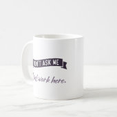 Vraag het me niet. Ik werk hier gewoon. Koffiemok (Voorkant links)