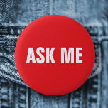Vraag me een knop - rood en wit ronde button 5,7 cm<br><div class="desc">Rood en wit "Vraag me" pinback-knop. Gebruik dit label voor zaken,  school,  liefdadigheid,  evenementen,  enz.</div>