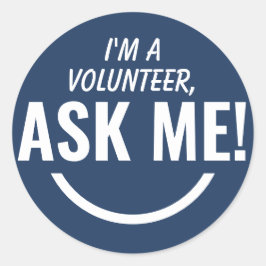 Vraag me marine blauwe vrijwilliger badge ronde sticker