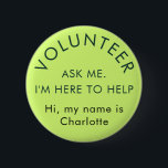 Vraag me moderne vrijwilliger aangepaste naam ronde button 5,7 cm<br><div class="desc">Show uw toewijding en maak een statement met uw eigen aangepaste vrijwilligersknop! Personaliseer deze knop met elke tekst die u kiest - of het nu gaat om "Vrijwilliger: Vraag het me, ik ben hier om te helpen", de naam van uw organisatie of een unieke boodschap die uw rol weerspiegelt. Het...</div>