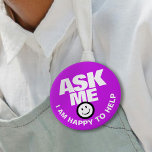 Vraag me of ik blij ben met paarse knop ronde button 7,6 cm<br><div class="desc">Vraag me ik ben blij om te helpen,  slogan vet tekst en smillie klantenservice of helper button badge. Laat uw klanten of het publiek weten dat u beschikbaar bent om te helpen met deze paarse en witte badge. Achtergrondkleur kan indien nodig worden gewijzigd. Ontworpen door www.mylittleeden.com</div>
