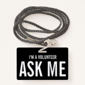 Vraag me of ik een vrijwilliger ben Black White Badge (Achterkant met draagriem)