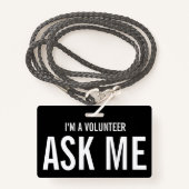 Vraag me of ik een vrijwilliger ben Black White Badge (Voorkant met draagriem)