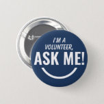 Vraag me om een blauwe kaart voor vrijwilligers Pi Ronde Button 5,7 Cm<br><div class="desc">Vraag me een persoonlijke nabestaandenbadge voor de blauwe marinevrijwilliger Badge Pinback-knop met vettige en oogstende tekst voor typografie die als een glimlende emoji ziet. Lach,  help,  vrijwilliger,  vrijwilligers cadeaus,  schattig,  levendig,  gedurfd,  helder,  kinderachtig,  kinder,  elkaar helpen,  om hulp te vragen</div>