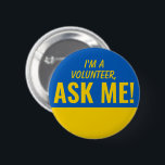 Vraag me om Gellow Blue Ukraine Volunteer Badge Pi Ronde Button 5,7 Cm<br><div class="desc">Vraag me aan Persoonlijk Geel Blauw Oekraïnse Vlag Volunter Badge Pinback knoop die gewaagde en oogstende typografische tekst die als glimlende emoji kijkt. Lach,  help,  vrijwilliger,  vrijwilligers cadeaus,  schattig,  levendig,  gedurfd,  helder,  kinderachtig,  kinder,  elkaar helpen,  om hulp te vragen</div>
