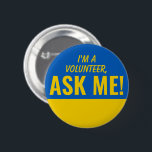 Vraag me om Gellow Blue Ukraine Volunteer Badge Pi Ronde Button 5,7 Cm<br><div class="desc">Vraag me aan Persoonlijk Geel Blauw Oekraïnse Vlag Volunter Badge Pinback knoop die gewaagde en oogstende typografische tekst die als glimlende emoji kijkt. Lach,  help,  vrijwilliger,  vrijwilligers cadeaus,  schattig,  levendig,  gedurfd,  helder,  kinderachtig,  kinder,  elkaar helpen,  om hulp te vragen</div>