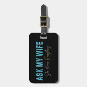 Vraag mijn vrouw dat ze alles weet grappig Gezegde Bagagelabel (Voorkant verticaal)