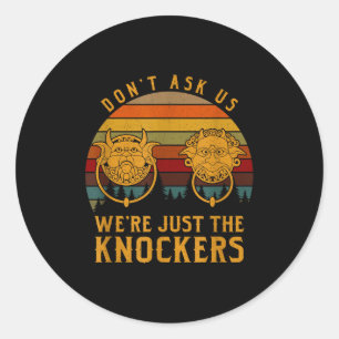 Vraag Ons Niet, Wij Zijn Alleen Maar De Deurkloppe Ronde Sticker