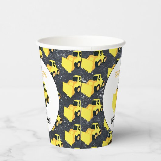 Vrachtdag over vrachtwagenbouw aan voorkant papieren bekers (Rechts)