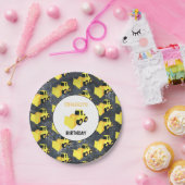 Vrachtdag over vrachtwagenbouw aan voorkant papieren bordje (Feest)