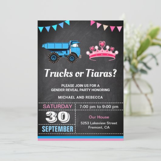 Vrachtwagens of Tiaras Gender Reveal Party Kaart (Staand voorkant)