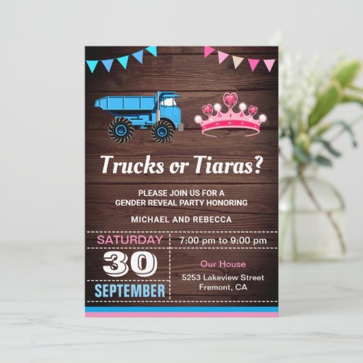 Vrachtwagens of Tiaras Gender Reveal Party Kaart (Staand voorkant)