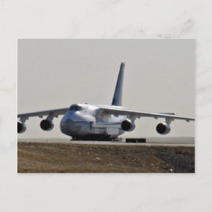 vrachtwagenvliegtuig op luchthaven briefkaart