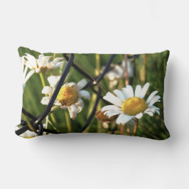 Vrede achter het hek. In bloemen illustratief. Kussen