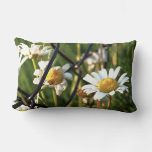 Vrede achter het hek. In bloemen illustratief. Kussen