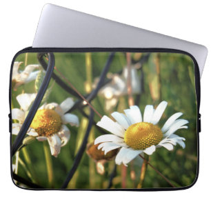 Vrede achter het hek. In bloemen illustratief. Laptop Sleeve