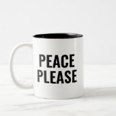 Vrede alsjeblieft zwart-wit tekst anti-oorlog prot tweekleurige koffiemok (Links)