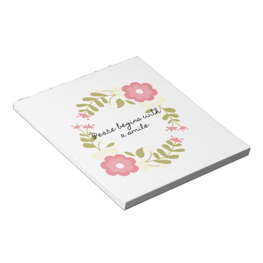 Vrede begint met een glimlach van roze en groene b notitieblok (Schuin)