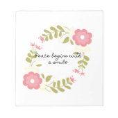 Vrede begint met een glimlach van roze en groene b notitieblok (Voorkant)