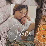 Vrede | Elegant script en foto kerst Feestdagenkaart<br><div class="desc">Deze elegante kerstkaart zegt "Vrede" in moderne scriptkalligrafie. Voeg je favoriete familiefoto toe.</div>