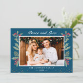 Vrede en Liefde Winter Blauw Holly Berries Foto Feestdagenkaart (Staand voorkant)