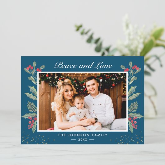 Vrede en Liefde Winter Blauw Holly Berries Foto Feestdagenkaart (Staand voorkant)