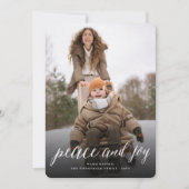 Vrede en Vreugde Eenvoudig Script Moderne Kerstfot Feestdagenkaart (Voorkant)