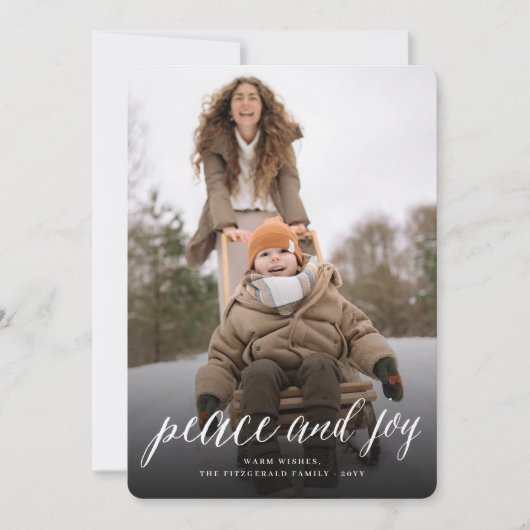 Vrede en Vreugde Eenvoudig Script Moderne Kerstfot Feestdagenkaart (Voorkant)