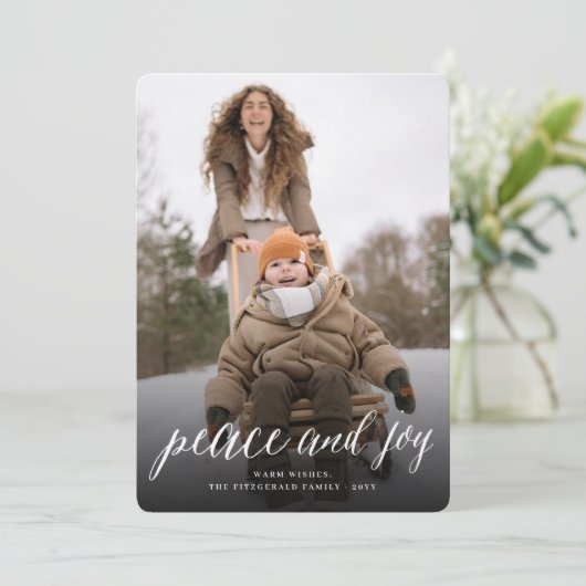 Vrede en Vreugde Eenvoudig Script Moderne Kerstfot Feestdagenkaart (Staand voorkant)